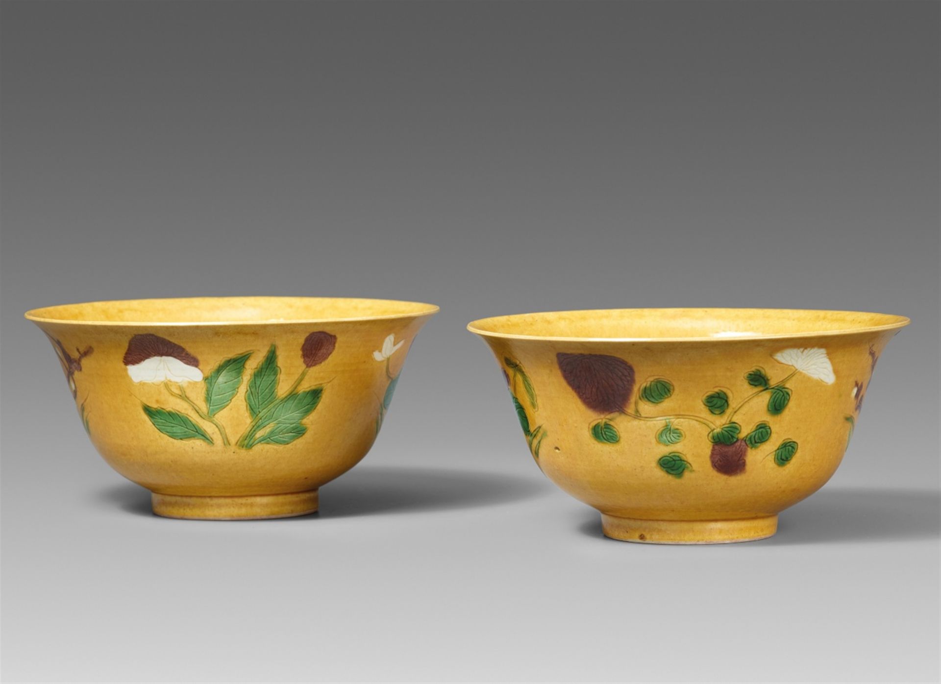 Zwei gelbgrundige brinjal-Schalen mit den Blumen der Vier Jahreszeiten. Qing-Zeit (1644–1911)