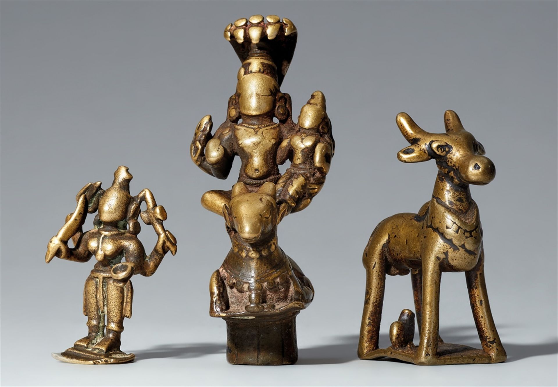 Drei kleine Figuren. Gelbguss. Zentral-Indien, südliches Dekkan. 16./19. Jh.