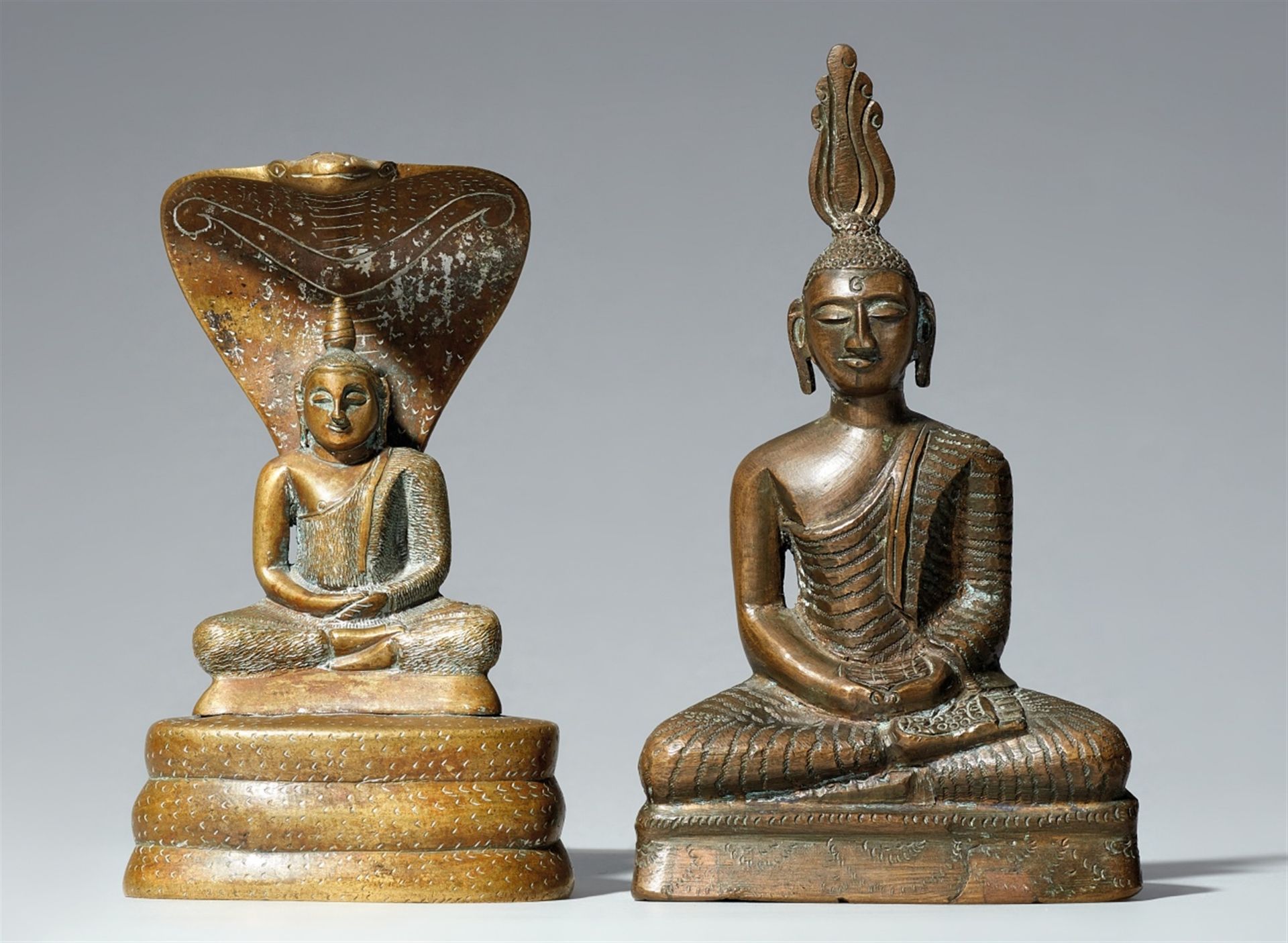 Zwei sitzende Buddha. Kupferlegierung. Sri Lanka. 19. Jh.
