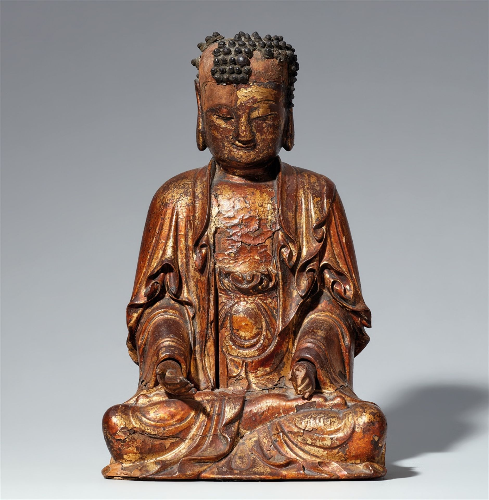 Figur eines Buddha. Holz mit vergoldeter Lackfassung. Yüan-Zeit oder später