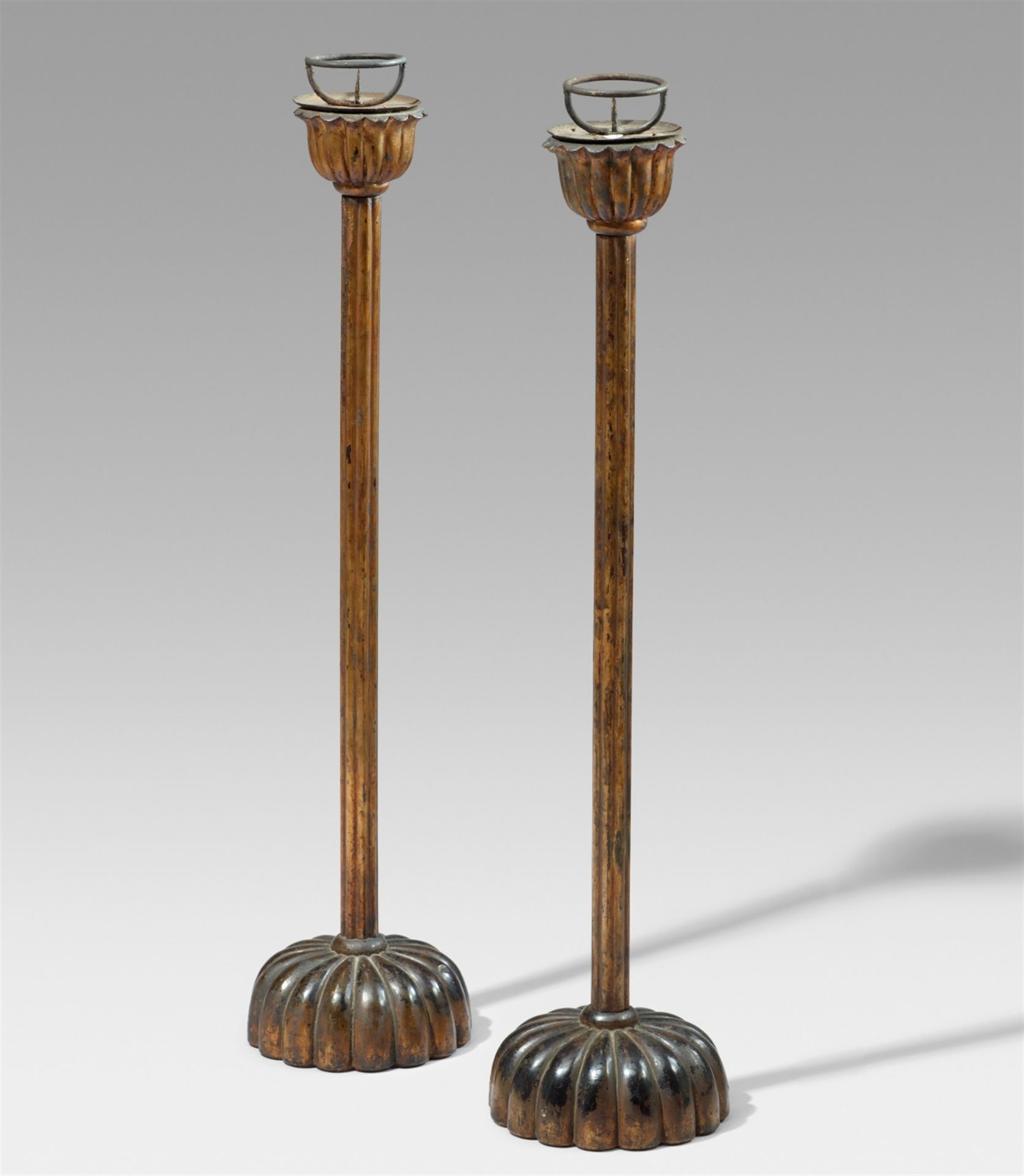 Paar Kerzenständer (todai). Holz und Lack mit Goldbemalung (kindei-nuri). 19. Jh.