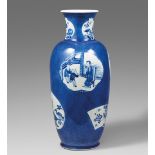 Vase mit puderblauem Fond. Kangxi-Periode (1662–1722)