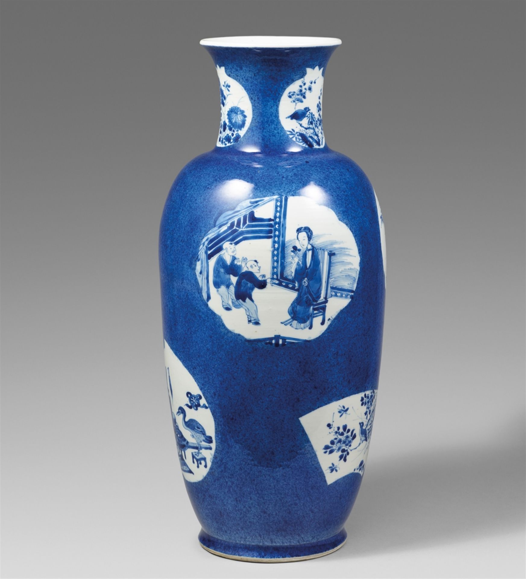Vase mit puderblauem Fond. Kangxi-Periode (1662–1722)