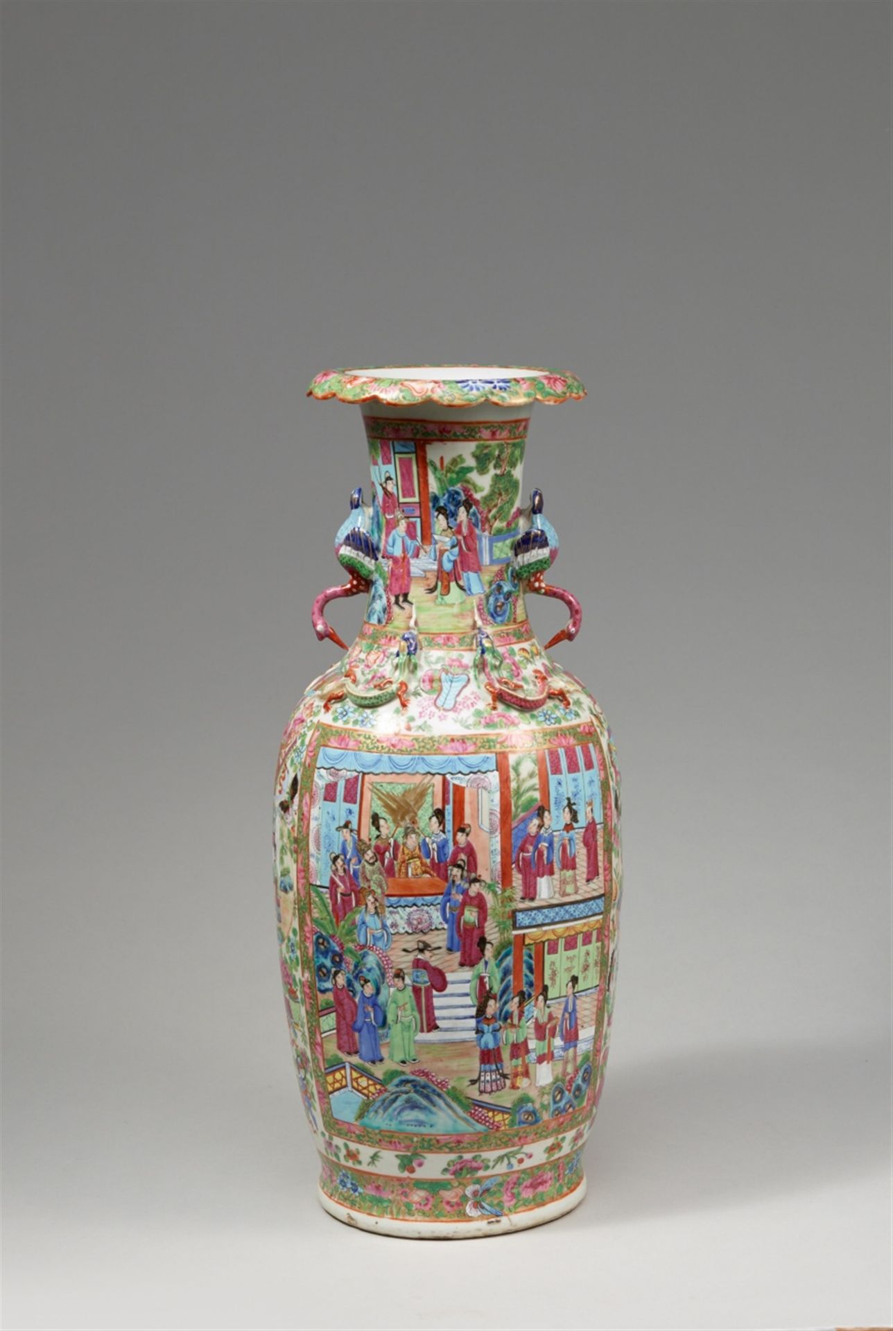 Große Kanton famille rose-Vase mit Palastszenen. 19. Jh. - Bild 3 aus 4