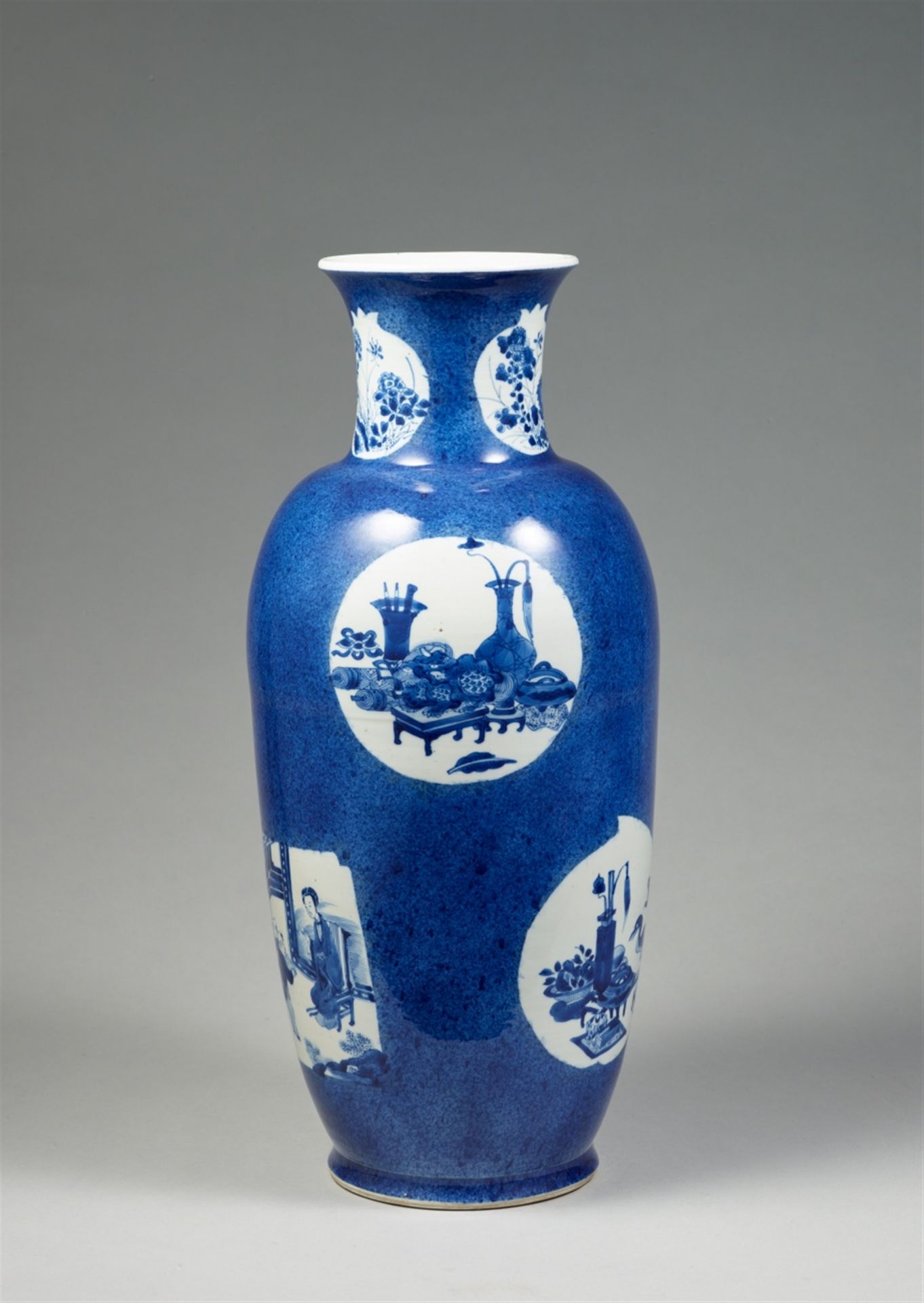 Vase mit puderblauem Fond. Kangxi-Periode (1662–1722) - Bild 2 aus 4