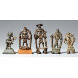 Vier Figuren von Gorakhnath und eine weitere Figur. Kupferlegierung. Zentral-Indien, Madhya Pradesh,