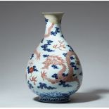 Drachenvase mit unterglasurblauem und kupferrotem Dekor. Qing-Zeit (1644–1911)