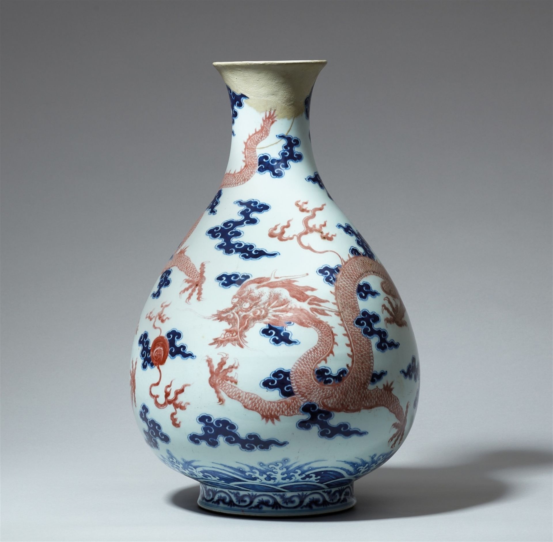 Drachenvase mit unterglasurblauem und kupferrotem Dekor. Qing-Zeit (1644–1911)