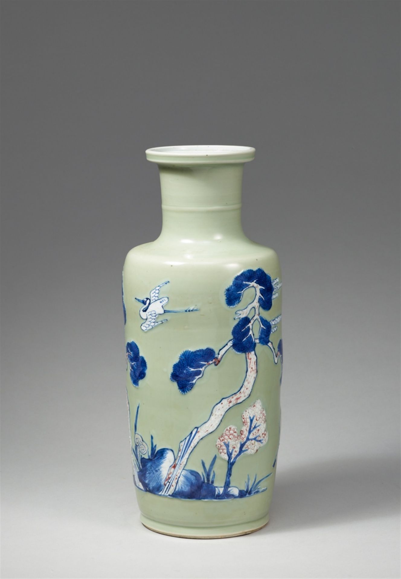 Seladonfarbene Rouleauvase mit unterglasurblauem und -rotem Dekor. Kangxi-Periode (1662–1722) - Bild 4 aus 4