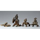Vier kleine Figuren des Balakrishna. Kupferlegierung. Indien. 18./19. Jh.