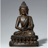 Figur eines Buddha. Dunkel patinierte Bronze. Tibetochinesisch. 18. Jh.