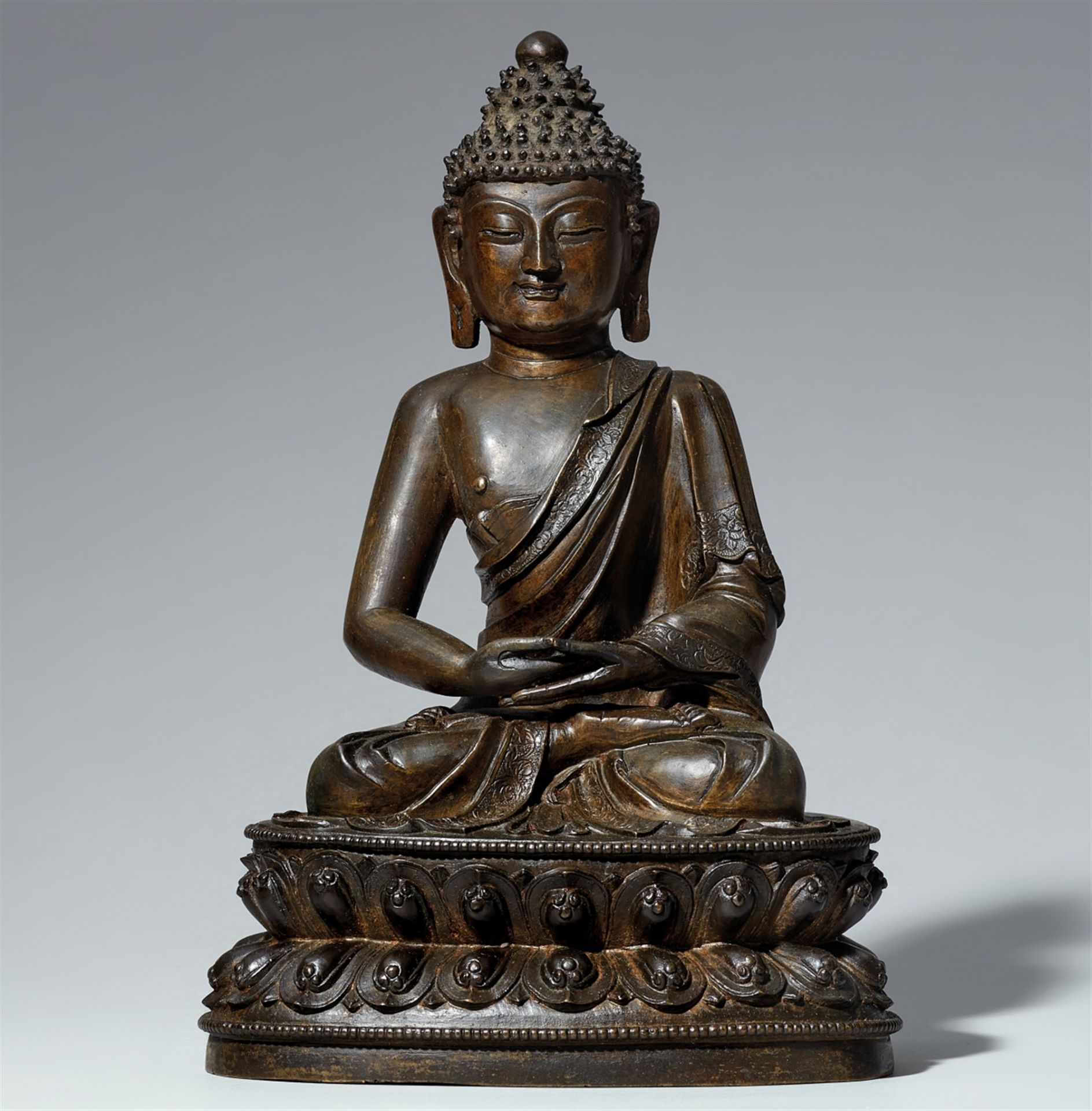 Figur eines Buddha. Dunkel patinierte Bronze. Tibetochinesisch. 18. Jh.