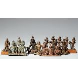 Acht Figuren von Dorfgottheiten, Ahnen oder munja. Kupferlegierung. Zentral-Indien, Maharashtra, Nas