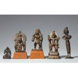 Vier Figuren von Gottheiten und eine Yasoda-Figur. Kupferlegierung. Zentral-Indien, Madhya Pradesh,
