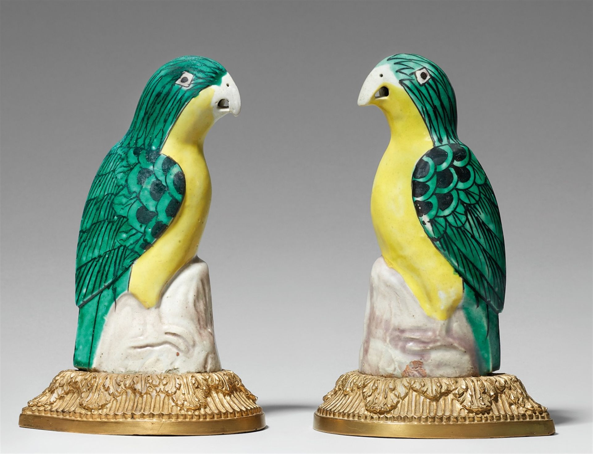 Paar email sur biscuit-Papageien mit französischer Ormolu-Montierung. Mitte Qing-Zeit