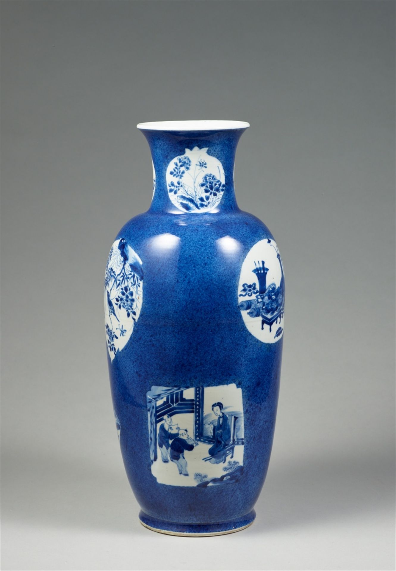 Vase mit puderblauem Fond. Kangxi-Periode (1662–1722) - Bild 3 aus 4