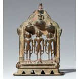 Kleiner Jain-Altar. Kupferlegierung. West-Indien, Gujarat. Inschriftlich datiert 1478