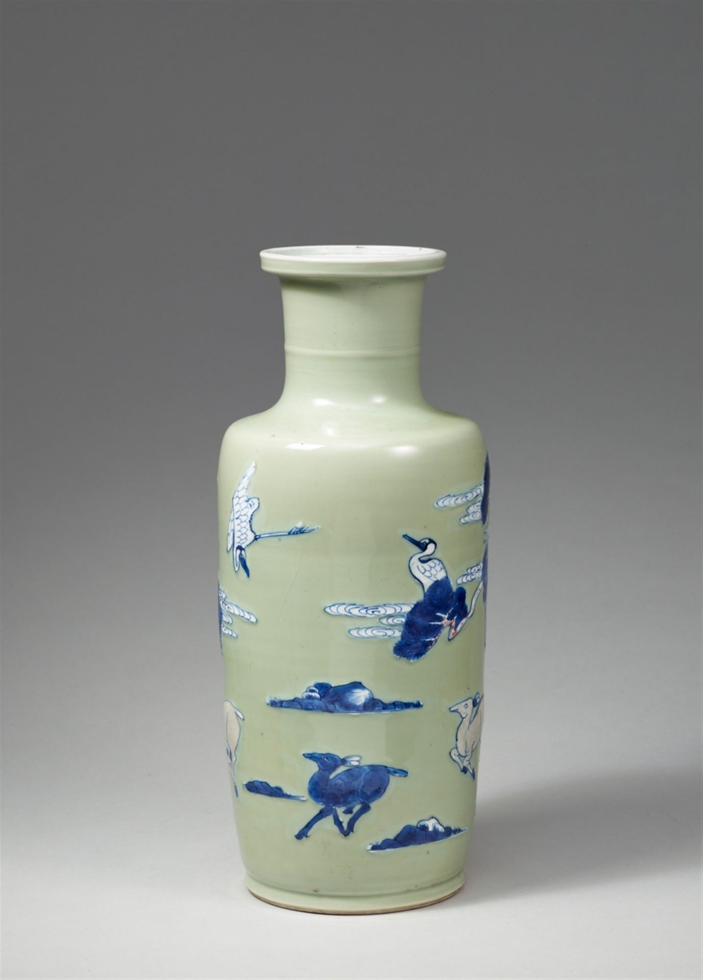 Seladonfarbene Rouleauvase mit unterglasurblauem und -rotem Dekor. Kangxi-Periode (1662–1722) - Bild 3 aus 4