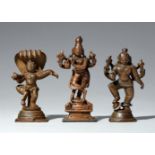 Drei Figuren des Krishna. Kupferlegierung. Süd-Indien. 17./19. Jh.