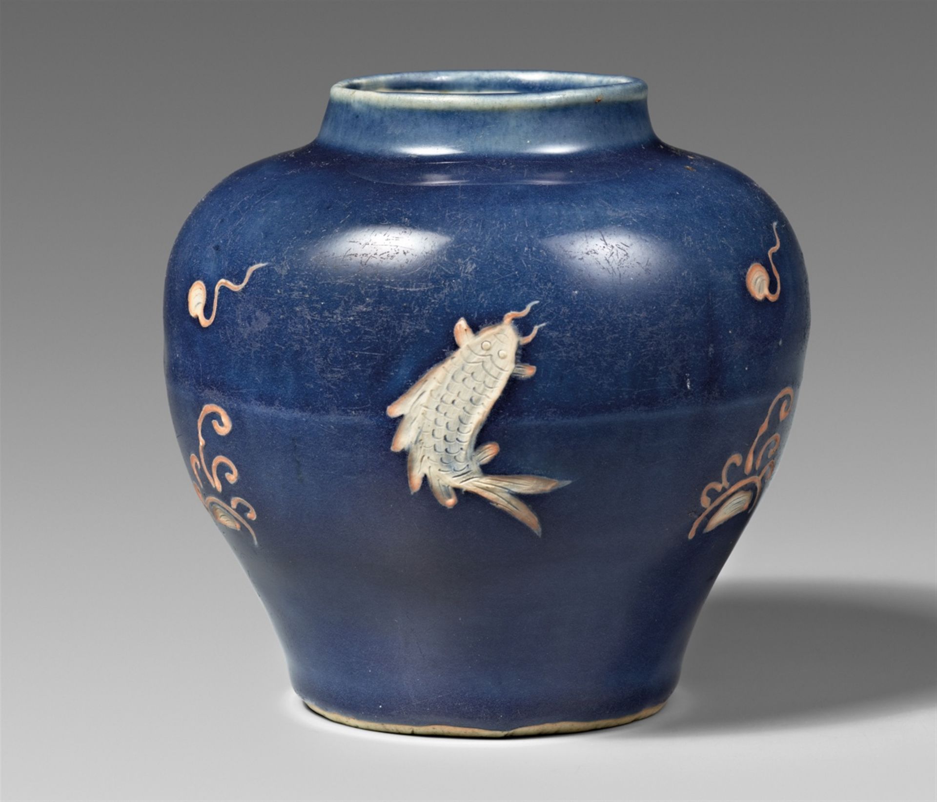 Kleiner blau glasierter Topf mit Fischdekor. Wanli-Periode (1572–1620)