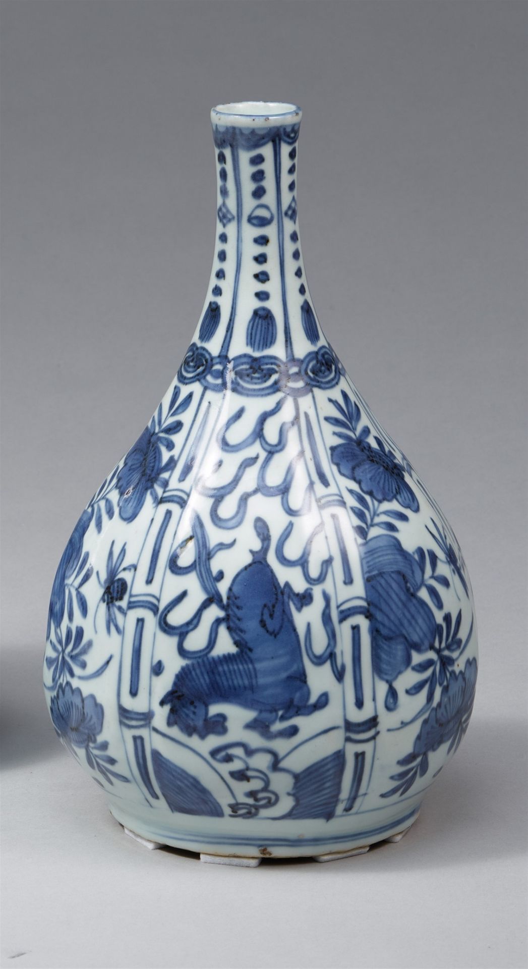 Blau-weiße Kraak-Flaschenvase. Wanli-Periode (1572–1620)