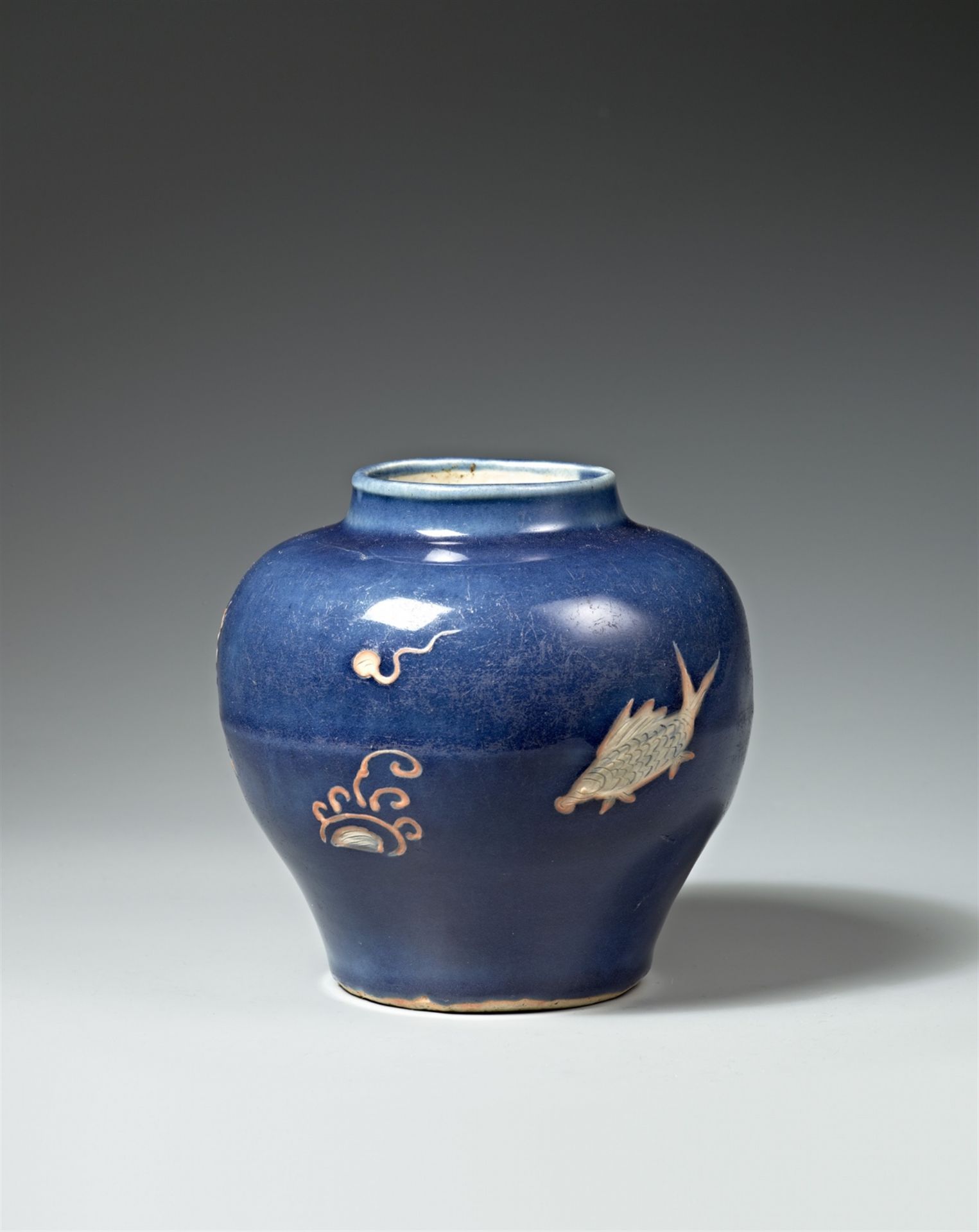 Kleiner blau glasierter Topf mit Fischdekor. Wanli-Periode (1572–1620) - Bild 2 aus 2