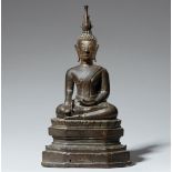 Buddha in maravijaya. Bronze. Nord-Thailand, Chiang Saen. 15./16. Jh.