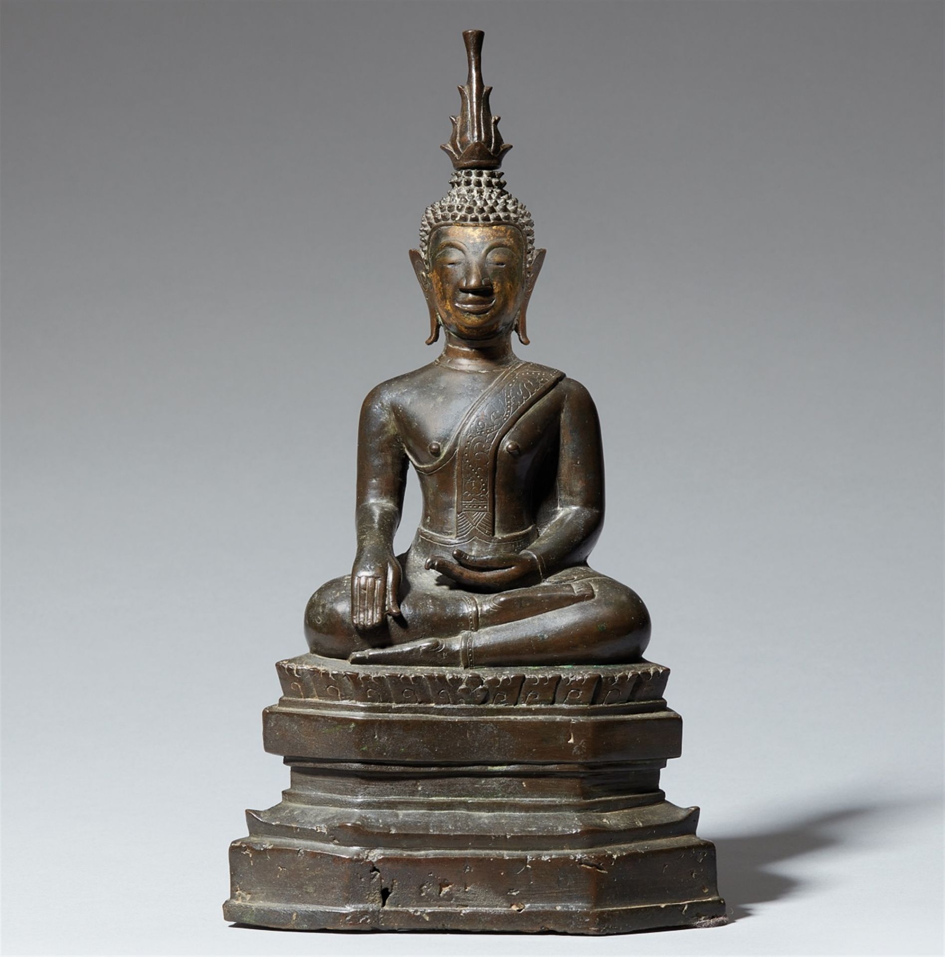 Buddha in maravijaya. Bronze. Nord-Thailand, Chiang Saen. 15./16. Jh.