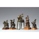 Fünf Figuren von Reitern. Kupferlegierung. Zentral- und Süd-Indien, Maharashtra, Aurangabad, und Kar