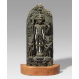 Stele des Vishnu. Geschwärzter Stein. Nordost-Indien, Bihar. Wohl Pala-Zeit, 12. Jh.