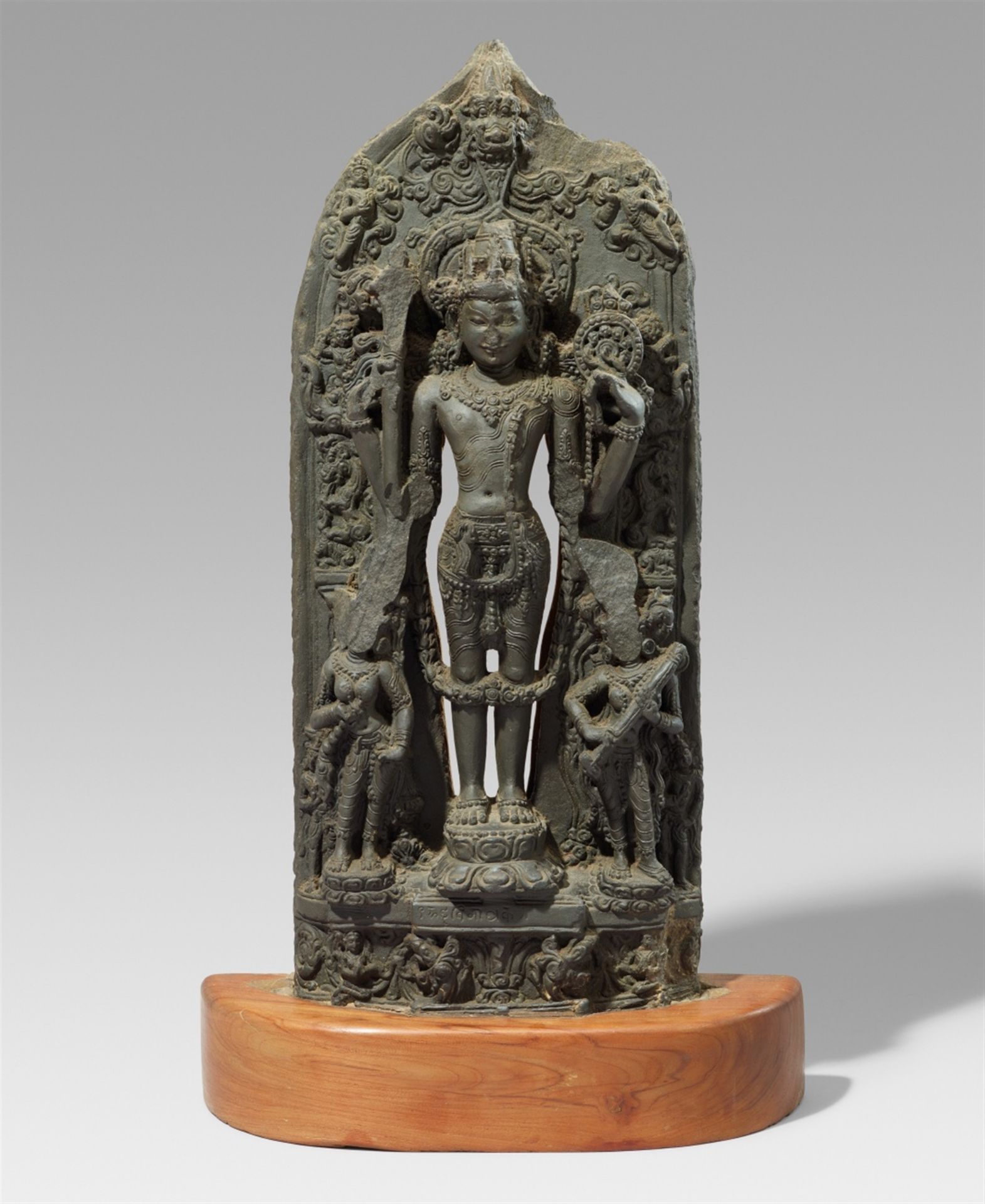 Stele des Vishnu. Geschwärzter Stein. Nordost-Indien, Bihar. Wohl Pala-Zeit, 12. Jh.