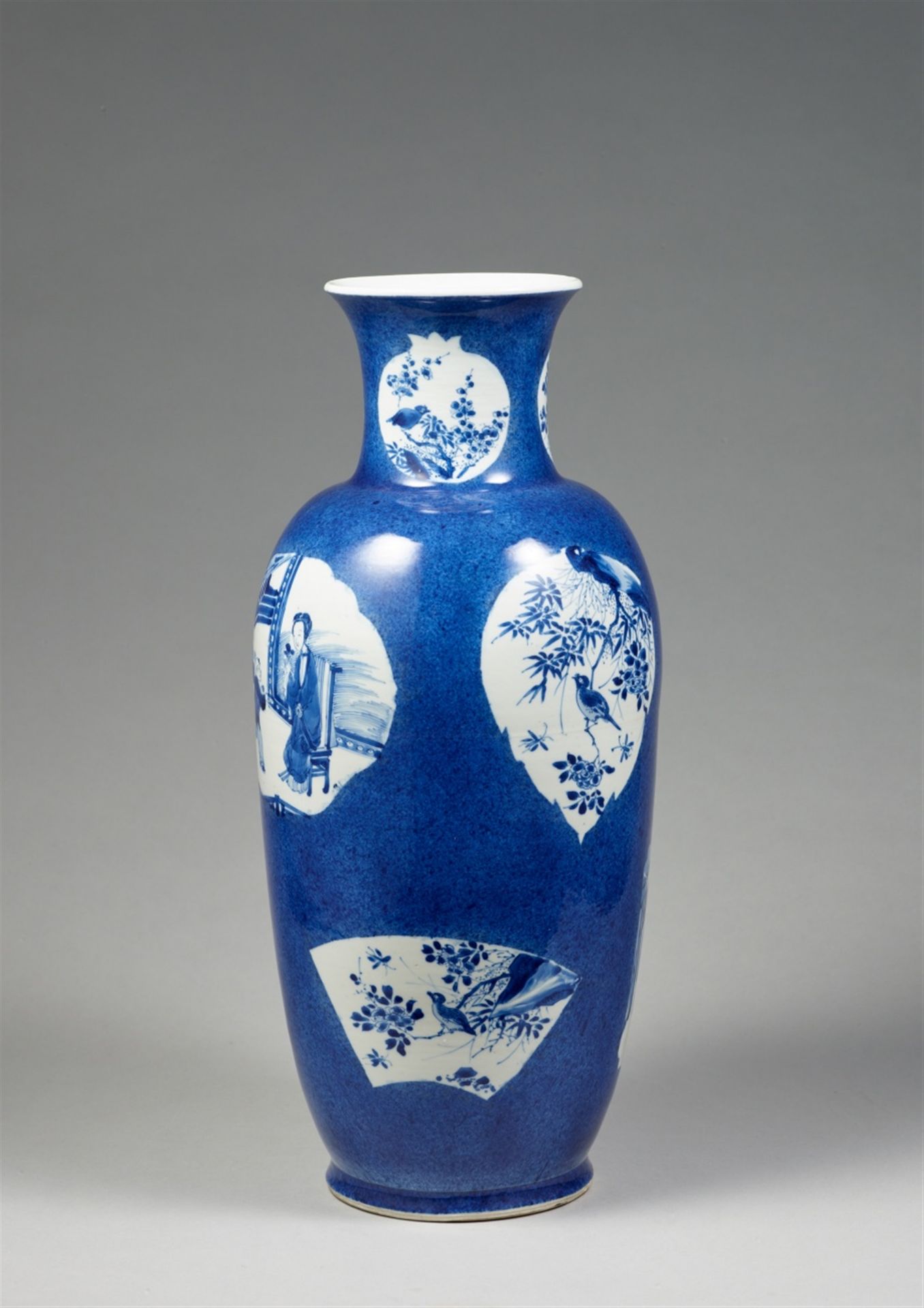 Vase mit puderblauem Fond. Kangxi-Periode (1662–1722) - Bild 4 aus 4