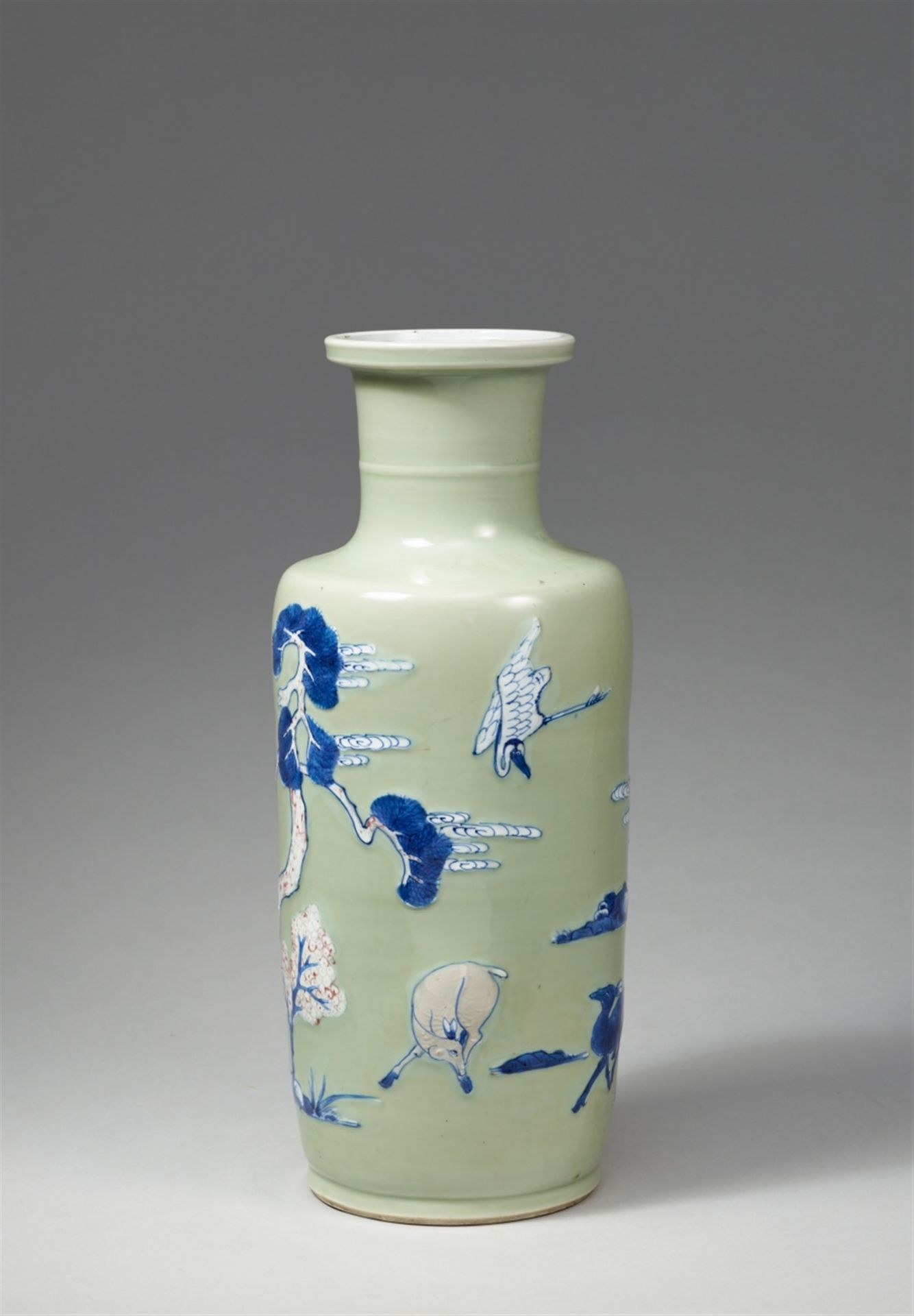 Seladonfarbene Rouleauvase mit unterglasurblauem und -rotem Dekor. Kangxi-Periode (1662–1722) - Bild 2 aus 4