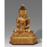 Sehr großer Buddha Shakyamuni. Trockenlack, Holz und vergoldete rotbraune Lackfassung. Birma. Shan-S