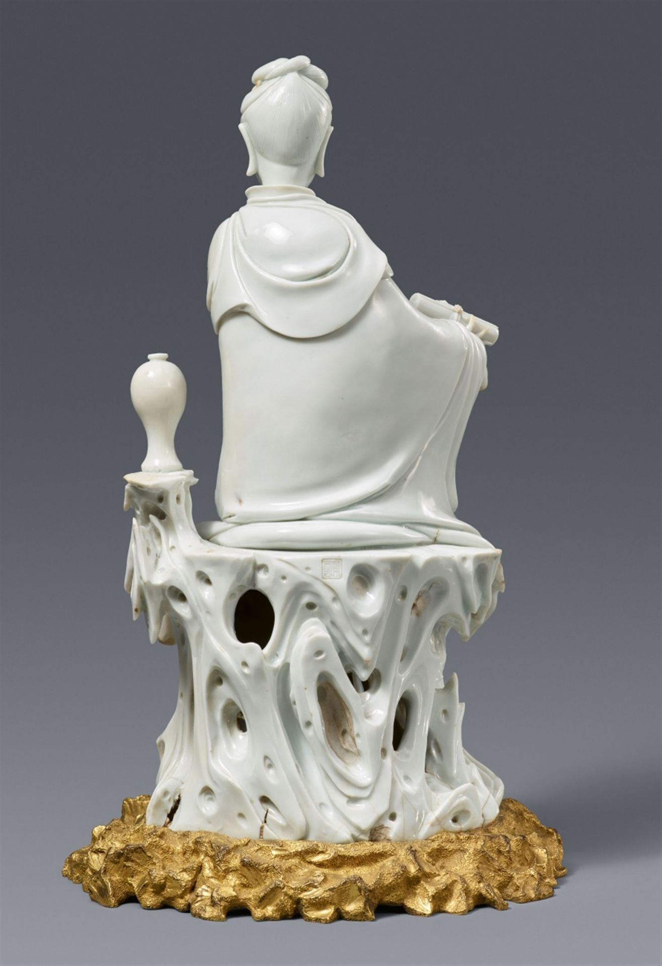 Blanc de Chine-Figur einer Guanyin mit meiping und Louis XV Ormolu-Montierung. Dehua. 17. Jh. - Bild 3 aus 3