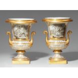 Paar Medici-Vasen mit Gemäldekopien en grisaille