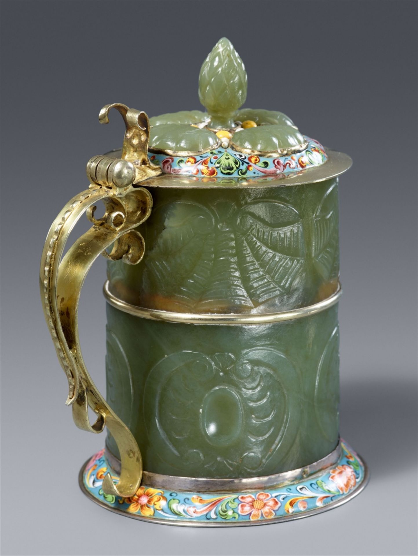 A courtly carved jade tankard - Image 4 of 4