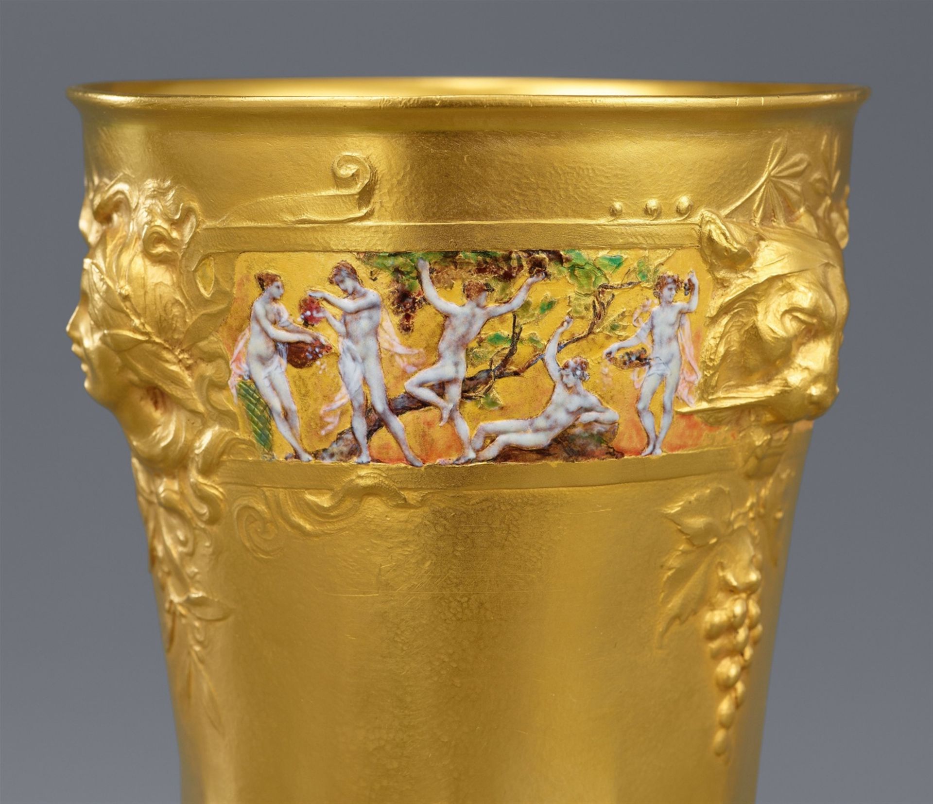 A museum quality gold beaker “Les Vendanges” - Image 4 of 7