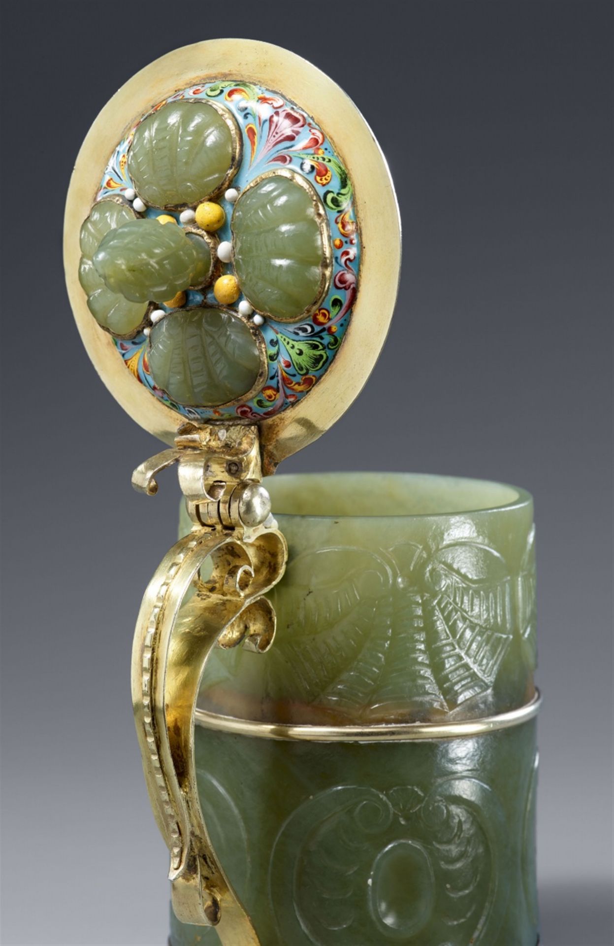 A courtly carved jade tankard - Image 3 of 4