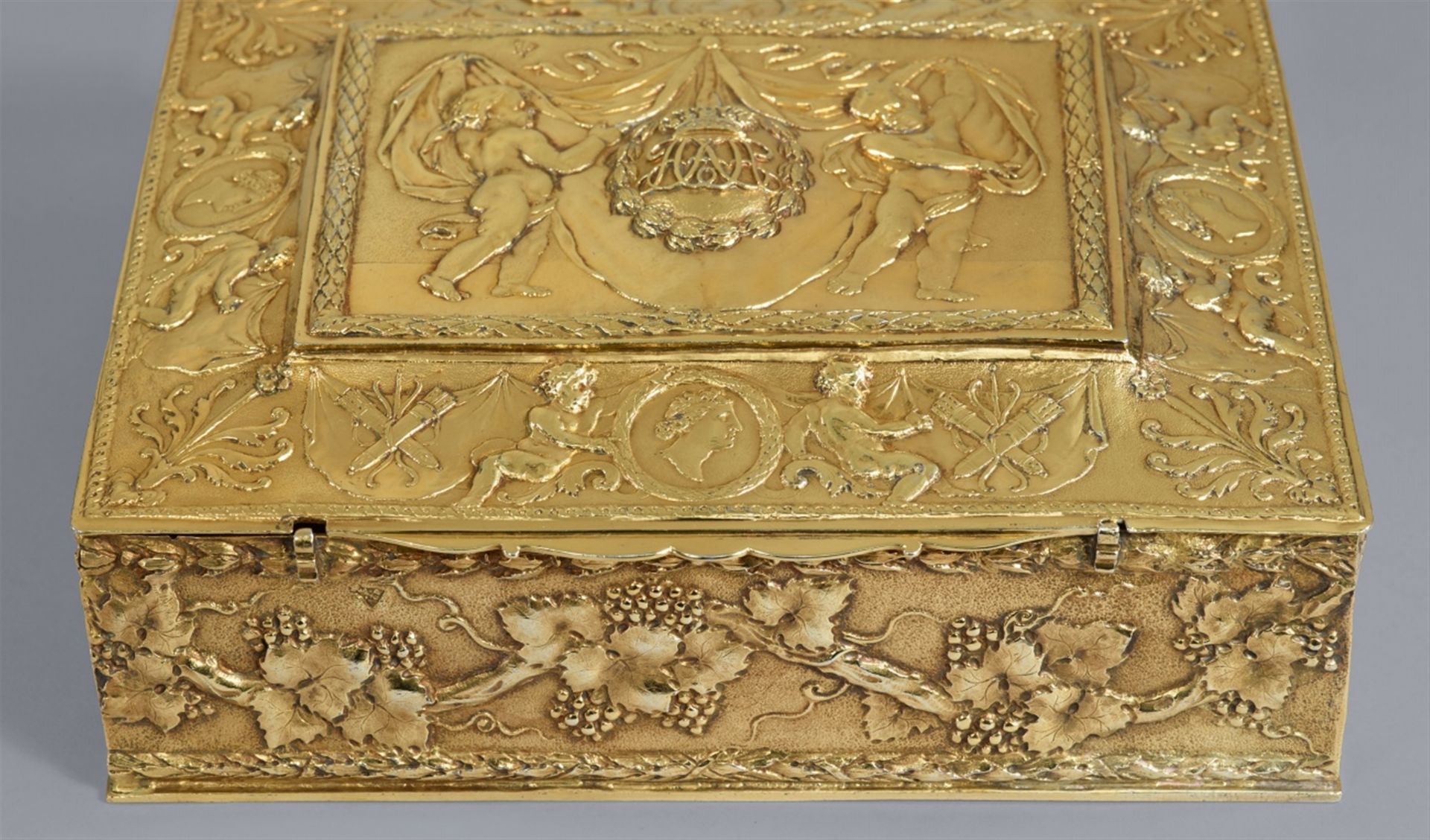 A courtly Parisian silver gilt toilette box - Image 4 of 6