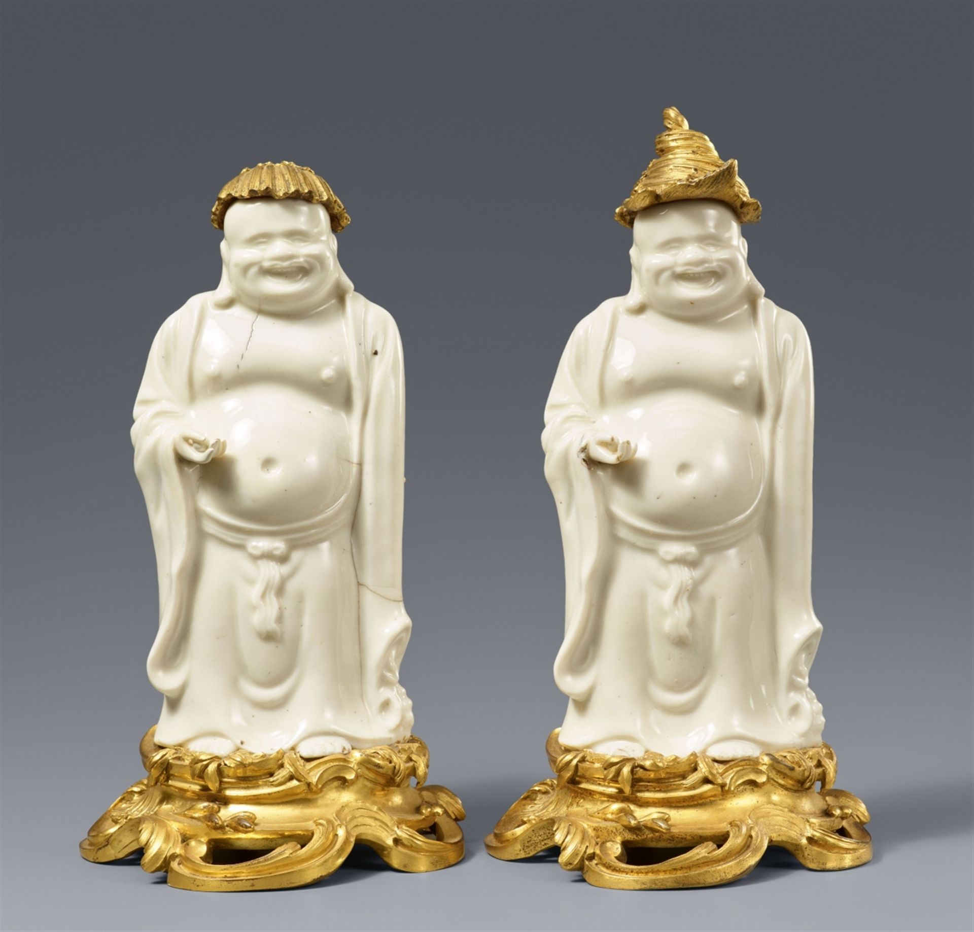 Zwei blanc de Chine-Figuren eines Budai in französischer Louis XV Ormolu-Montierung. Dehua. Kangxi-P