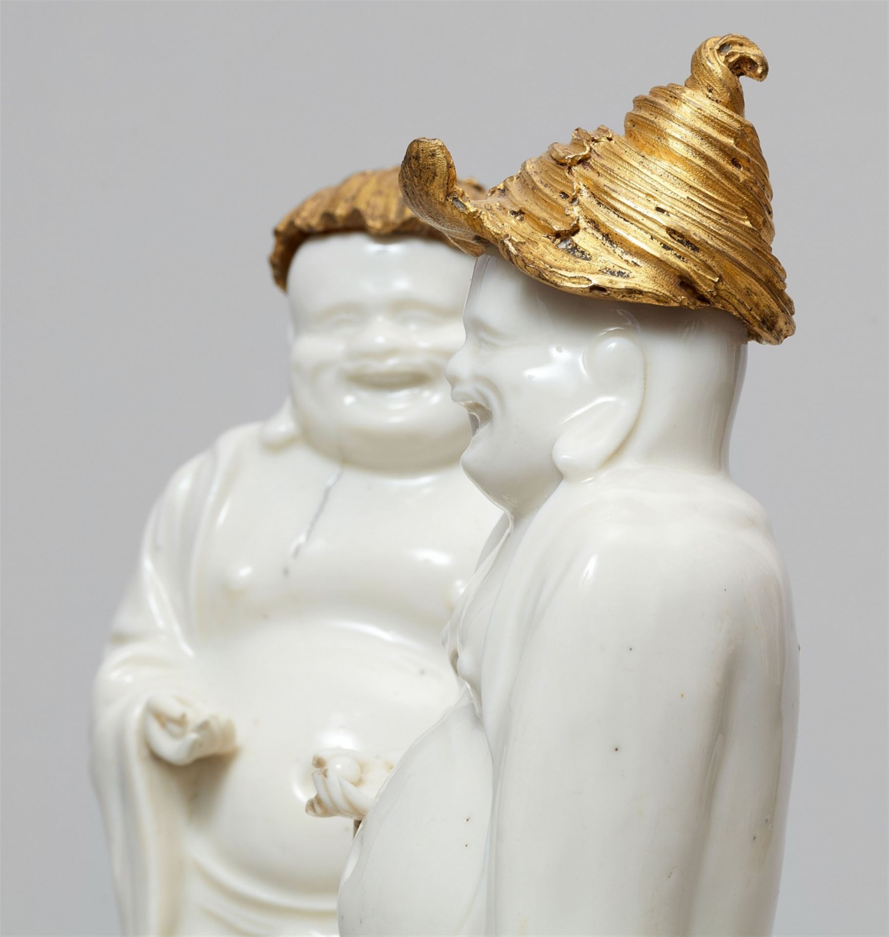 Zwei blanc de Chine-Figuren eines Budai in französischer Louis XV Ormolu-Montierung. Dehua. Kangxi-P - Bild 2 aus 2