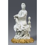 Blanc de Chine-Figur einer Guanyin mit meiping und Louis XV Ormolu-Montierung. Dehua. 17. Jh.