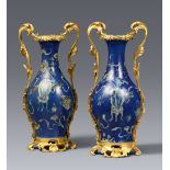 Paar Vasen mit puderblauem Fond in französischer Louis XV-Ormolu-Montierung. Dehua. Kangxi-Periode (