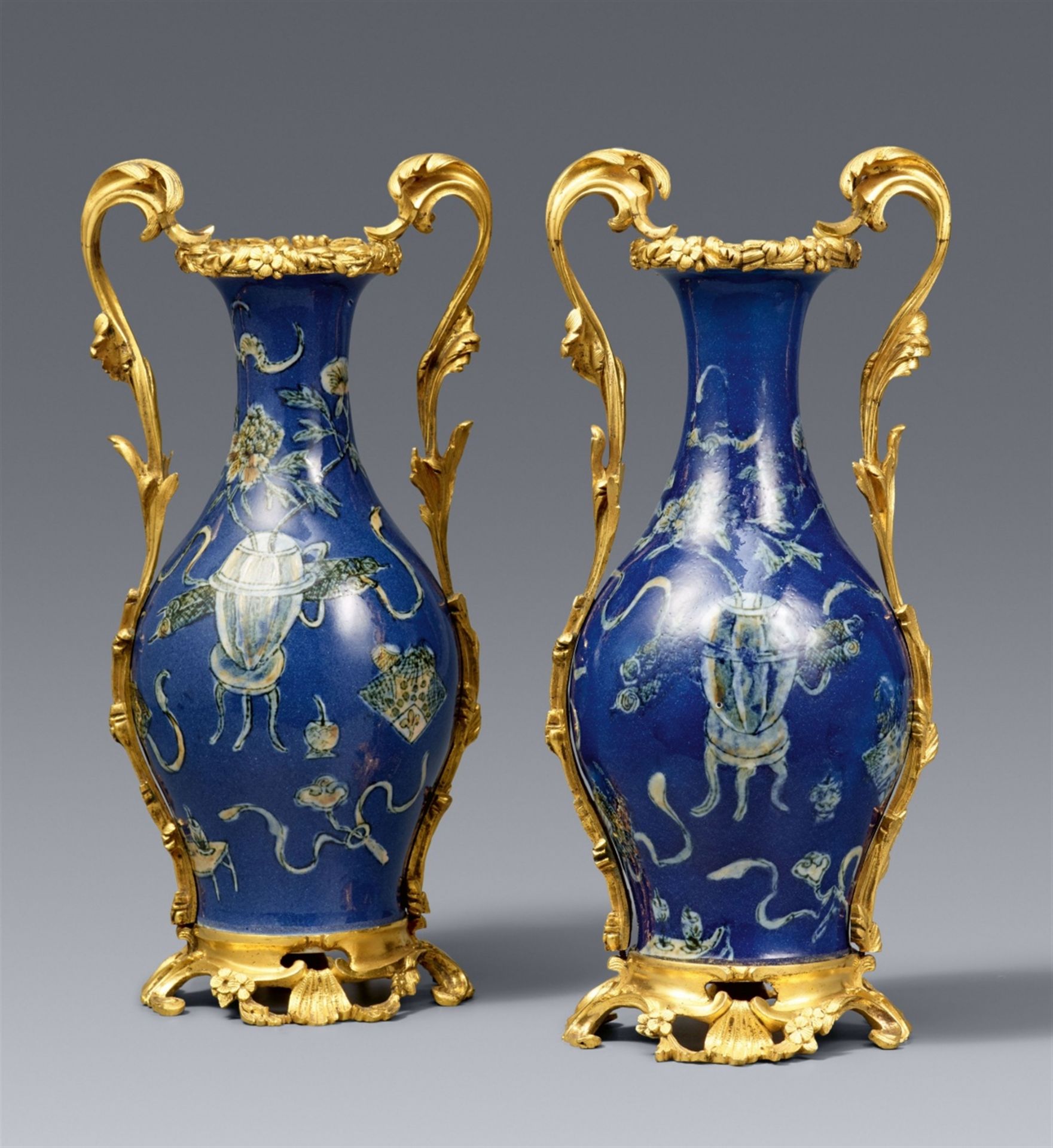 Paar Vasen mit puderblauem Fond in französischer Louis XV-Ormolu-Montierung. Dehua. Kangxi-Periode (