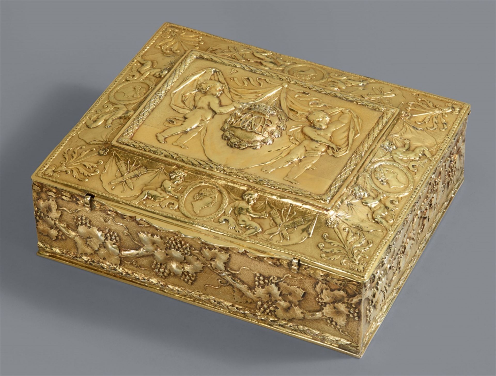 A courtly Parisian silver gilt toilette box - Image 3 of 6