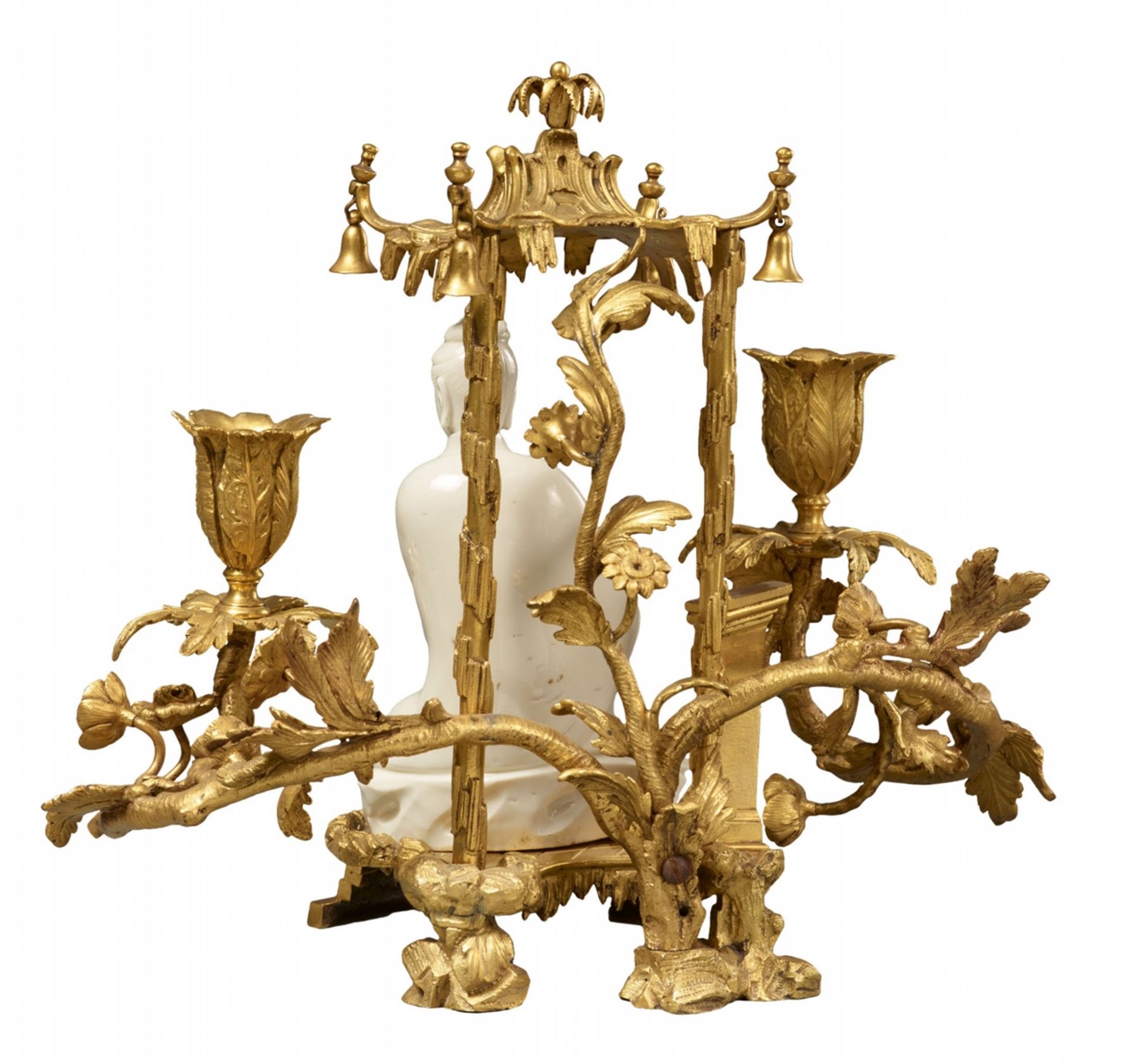 An ormolu candelabrum with a Dehua blanc de Chine figure of Guanyin. Kangxi Period (1662-1722) - Image 2 of 2