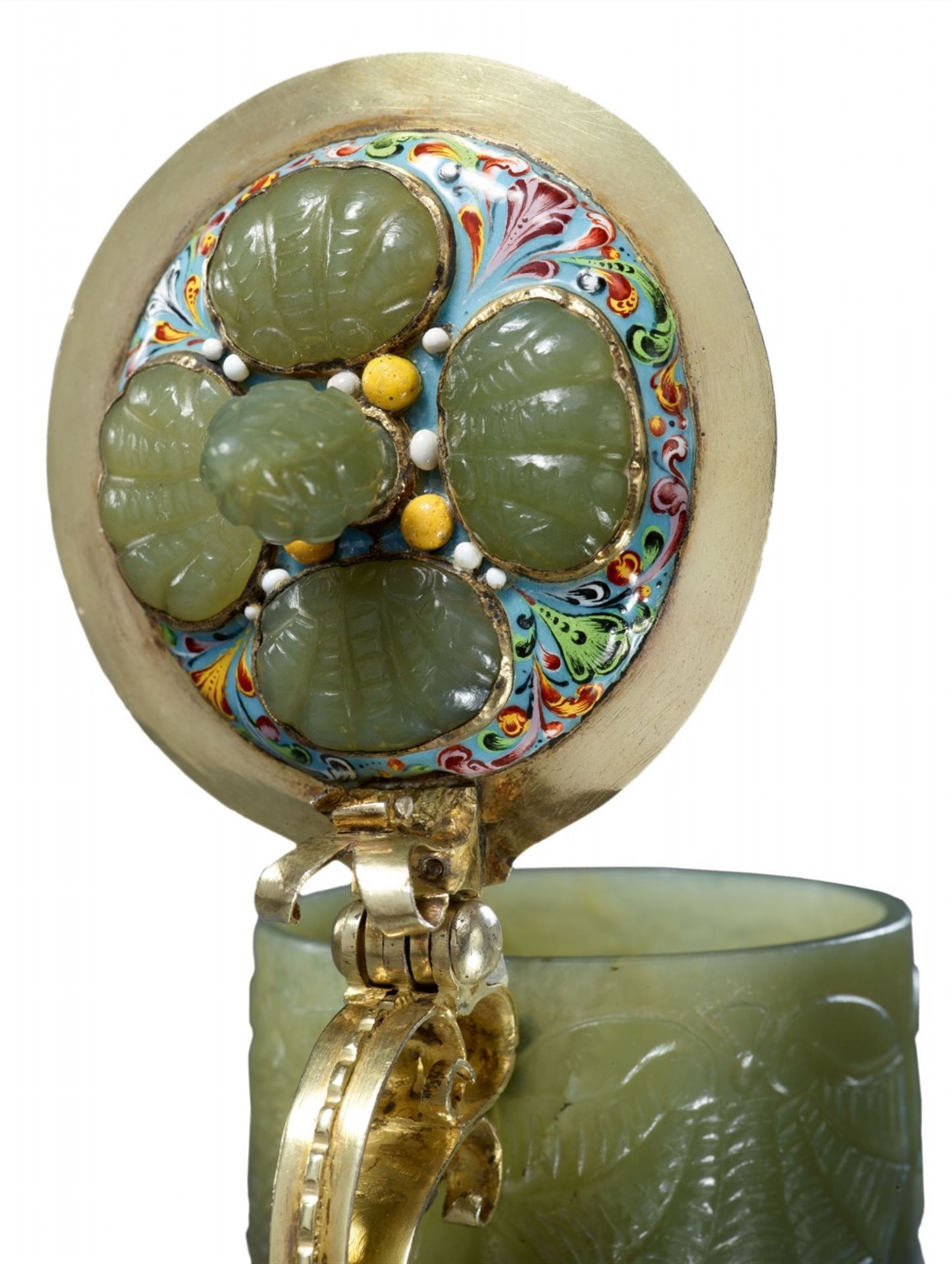 A courtly carved jade tankard - Image 2 of 4