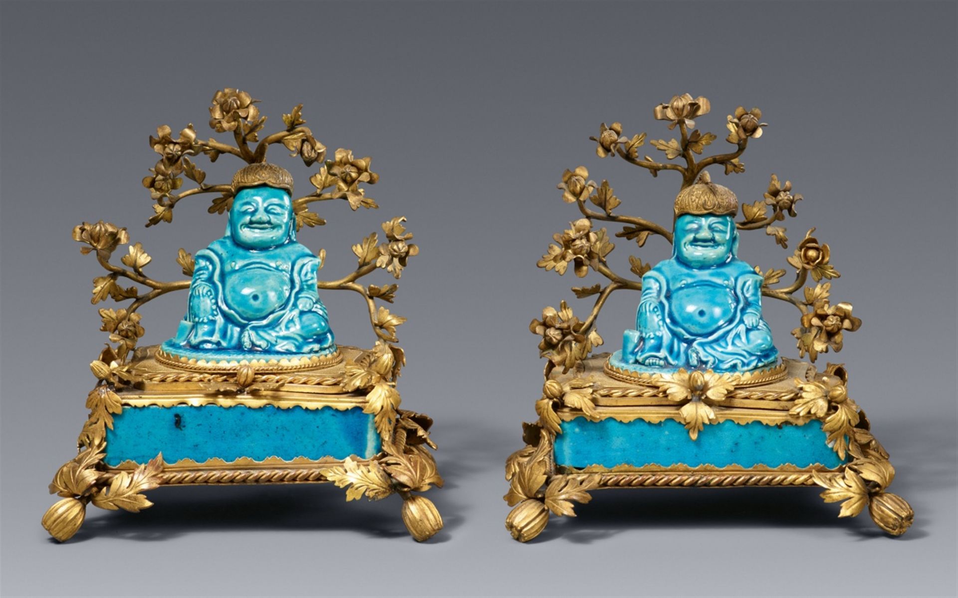 Paar türkisblau glasierte Räucherstäbchenhalter in Form von zwei Budai in Goldbronzemontierung. Kang