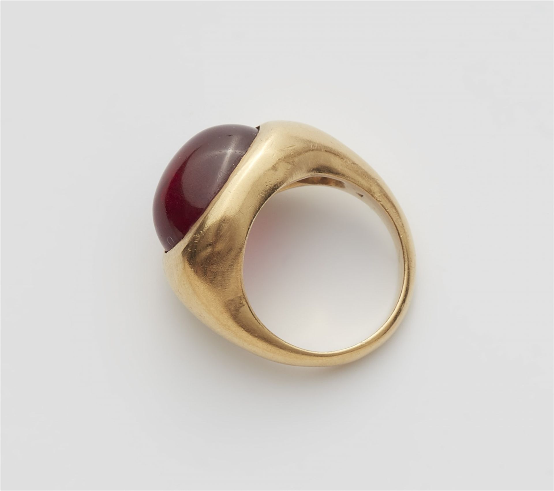 An 18k gold ring with a verneil ruby - Image 2 of 2